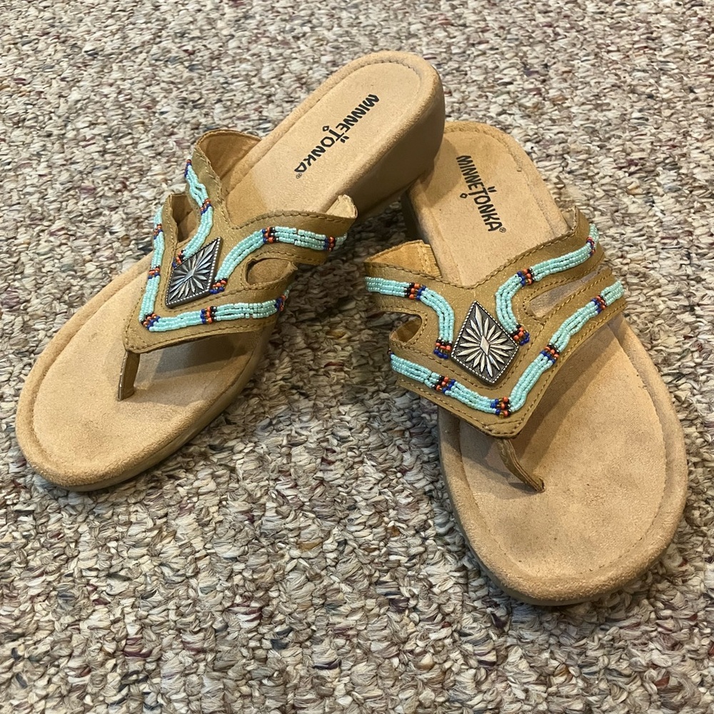 Minnetonka Tan Flip Flop Thong Sandal Size 7 Embellished Turquoise Beads
